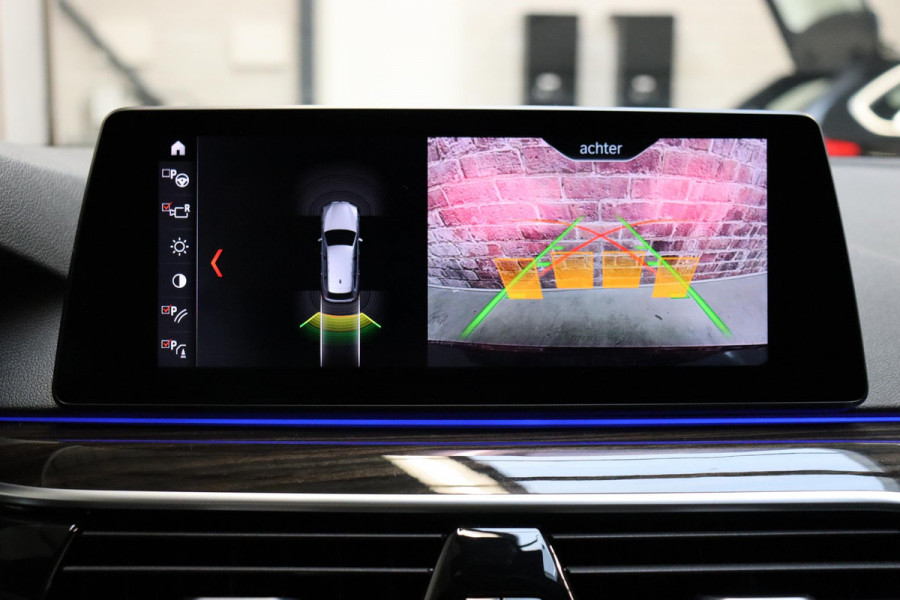 BMW 5 Serie Touring 530i High Executive M Sport Pakket Automaat / Navigatie Professional / Panoramadak / Active Steering / Stuurwielverwarming / M Sportremsysteem / Comfortstoelen / Driving Assistant Plus / Head-Up Display / DAB / Multifunctioneel Instrumentendisplay / Shadow Line / 19 Inch / Extra Getint Glas