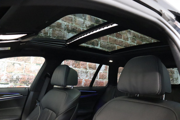BMW 5 Serie Touring 530i High Executive M Sport Pakket Automaat / Navigatie Professional / Panoramadak / Active Steering / Stuurwielverwarming / M Sportremsysteem / Comfortstoelen / Driving Assistant Plus / Head-Up Display / DAB / Multifunctioneel Instrumentendisplay / Shadow Line / 19 Inch / Extra Getint Glas