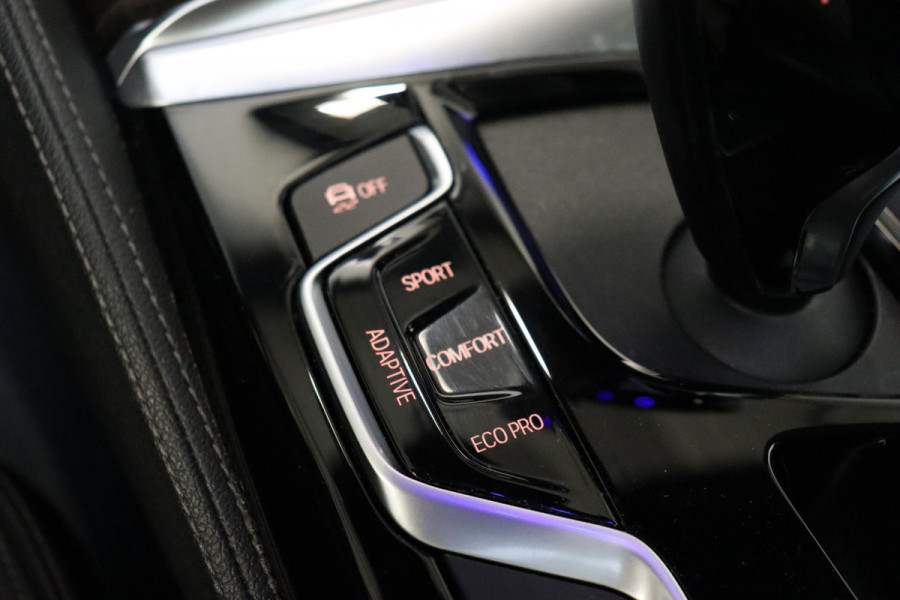 BMW 5 Serie Touring 530i High Executive M Sport Pakket Automaat / Navigatie Professional / Panoramadak / Active Steering / Stuurwielverwarming / M Sportremsysteem / Comfortstoelen / Driving Assistant Plus / Head-Up Display / DAB / Multifunctioneel Instrumentendisplay / Shadow Line / 19 Inch / Extra Getint Glas