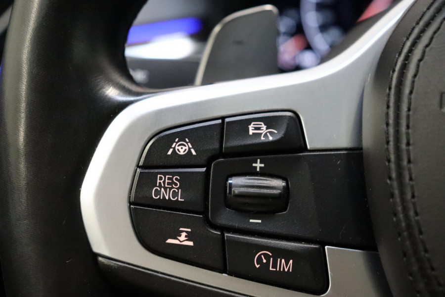 BMW 5 Serie Touring 530i High Executive M Sport Pakket Automaat / Navigatie Professional / Panoramadak / Active Steering / Stuurwielverwarming / M Sportremsysteem / Comfortstoelen / Driving Assistant Plus / Head-Up Display / DAB / Multifunctioneel Instrumentendisplay / Shadow Line / 19 Inch / Extra Getint Glas