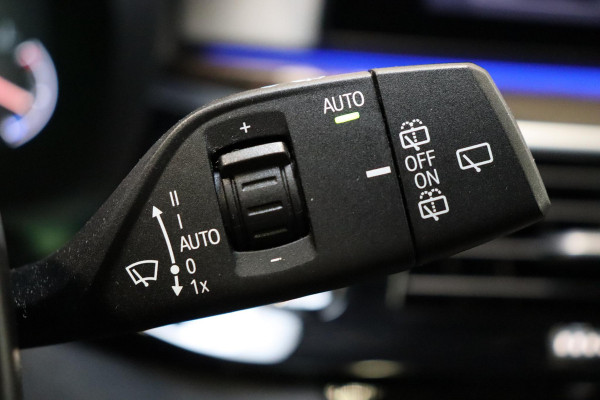 BMW 5 Serie Touring 530i High Executive M Sport Pakket Automaat / Navigatie Professional / Panoramadak / Active Steering / Stuurwielverwarming / M Sportremsysteem / Comfortstoelen / Driving Assistant Plus / Head-Up Display / DAB / Multifunctioneel Instrumentendisplay / Shadow Line / 19 Inch / Extra Getint Glas