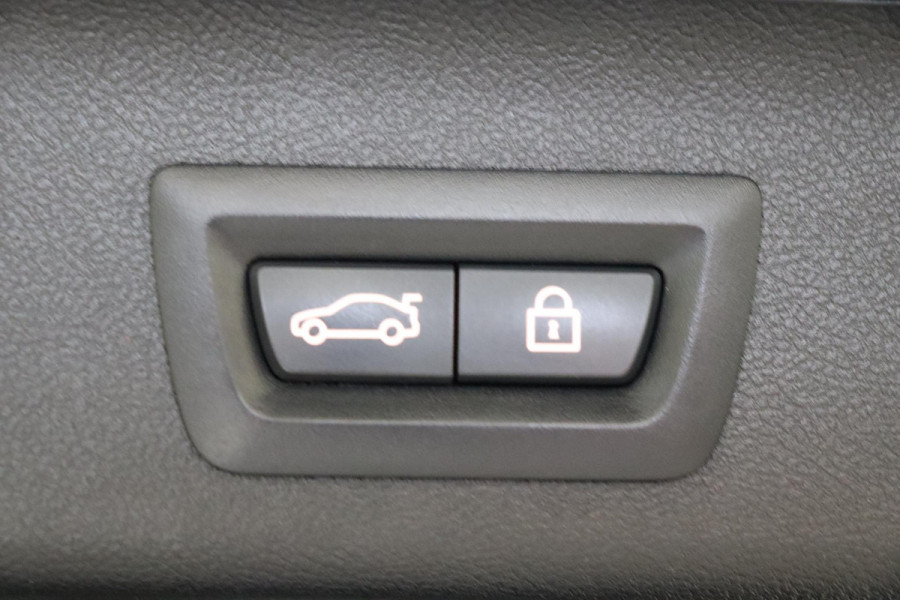 BMW 5 Serie Touring 530i High Executive M Sport Pakket Automaat / Navigatie Professional / Panoramadak / Active Steering / Stuurwielverwarming / M Sportremsysteem / Comfortstoelen / Driving Assistant Plus / Head-Up Display / DAB / Multifunctioneel Instrumentendisplay / Shadow Line / 19 Inch / Extra Getint Glas