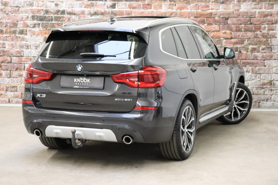 BMW X3 xDrive20i High Executive xLine Automaat / Live Cockpit Professional / Panoramadak / Wegklapbare Trekhaak / Sportstoelen Elektrisch Verstelbaar / Adaptieve LED-koplamp / Driving Assistant / Head-Up Display / 20 Inch / Stoelverwarming / Hifi / Chrome Line / DAB