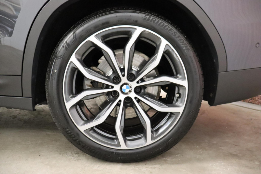 BMW X3 xDrive20i High Executive xLine Automaat / Live Cockpit Professional / Panoramadak / Wegklapbare Trekhaak / Sportstoelen Elektrisch Verstelbaar / Adaptieve LED-koplamp / Driving Assistant / Head-Up Display / 20 Inch / Stoelverwarming / Hifi / Chrome Line / DAB