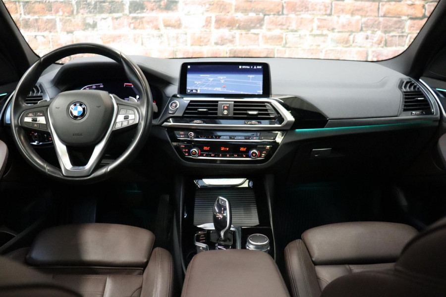 BMW X3 xDrive20i High Executive xLine Automaat / Live Cockpit Professional / Panoramadak / Wegklapbare Trekhaak / Sportstoelen Elektrisch Verstelbaar / Adaptieve LED-koplamp / Driving Assistant / Head-Up Display / 20 Inch / Stoelverwarming / Hifi / Chrome Line / DAB