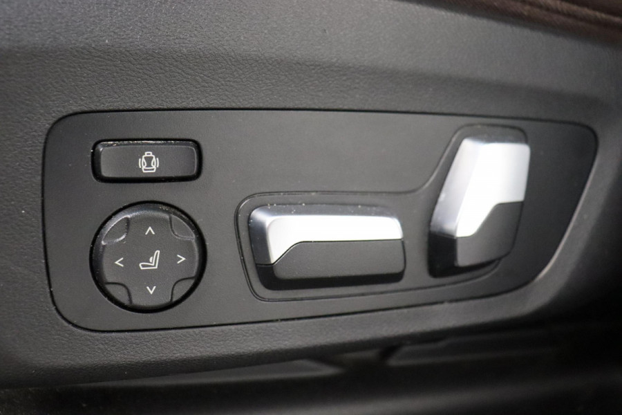 BMW X3 xDrive20i High Executive xLine Automaat / Live Cockpit Professional / Panoramadak / Wegklapbare Trekhaak / Sportstoelen Elektrisch Verstelbaar / Adaptieve LED-koplamp / Driving Assistant / Head-Up Display / 20 Inch / Stoelverwarming / Hifi / Chrome Line / DAB