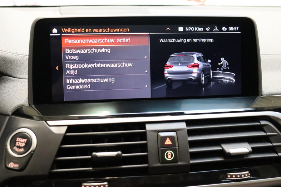 BMW X3 xDrive20i High Executive xLine Automaat / Live Cockpit Professional / Panoramadak / Wegklapbare Trekhaak / Sportstoelen Elektrisch Verstelbaar / Adaptieve LED-koplamp / Driving Assistant / Head-Up Display / 20 Inch / Stoelverwarming / Hifi / Chrome Line / DAB