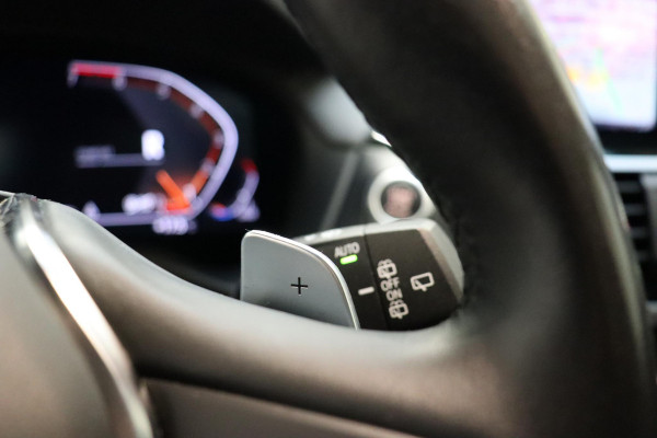 BMW X3 xDrive20i High Executive xLine Automaat / Live Cockpit Professional / Panoramadak / Wegklapbare Trekhaak / Sportstoelen Elektrisch Verstelbaar / Adaptieve LED-koplamp / Driving Assistant / Head-Up Display / 20 Inch / Stoelverwarming / Hifi / Chrome Line / DAB