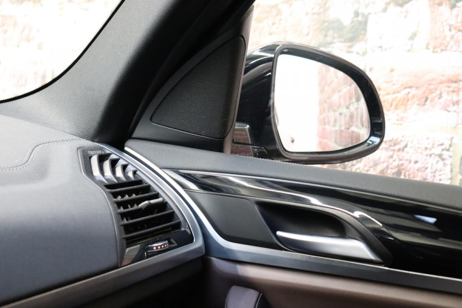 BMW X3 xDrive20i High Executive xLine Automaat / Live Cockpit Professional / Panoramadak / Wegklapbare Trekhaak / Sportstoelen Elektrisch Verstelbaar / Adaptieve LED-koplamp / Driving Assistant / Head-Up Display / 20 Inch / Stoelverwarming / Hifi / Chrome Line / DAB
