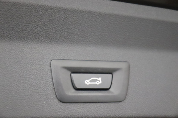 BMW X3 xDrive20i High Executive xLine Automaat / Live Cockpit Professional / Panoramadak / Wegklapbare Trekhaak / Sportstoelen Elektrisch Verstelbaar / Adaptieve LED-koplamp / Driving Assistant / Head-Up Display / 20 Inch / Stoelverwarming / Hifi / Chrome Line / DAB