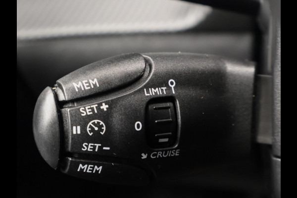 Peugeot 208 1.2 PureTech Active Black Edition Sport (APPLE CARPLAY,NAVI,CRUISE,LED,ELEKTRISCH PAKKET,SPORTSTOELEN,NETTE STAAT)