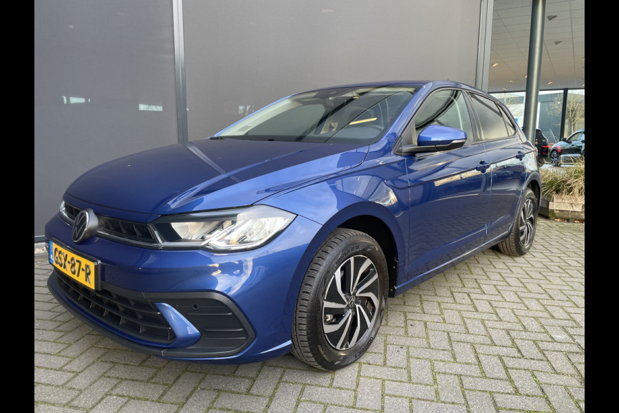 Volkswagen Polo 1.0 TSI Life Edition Achteruitrijcamera - Cruise control - Airco - Apple carplay - Navigatiesysteem - Parkeersensoren voor en achter - Licht metalen velgen 15 inch - Radio - Stuur multifunctioneel - Extra getint glas achter - Elektrische ramen voor en achter - Regensensor - Start/stop systeem