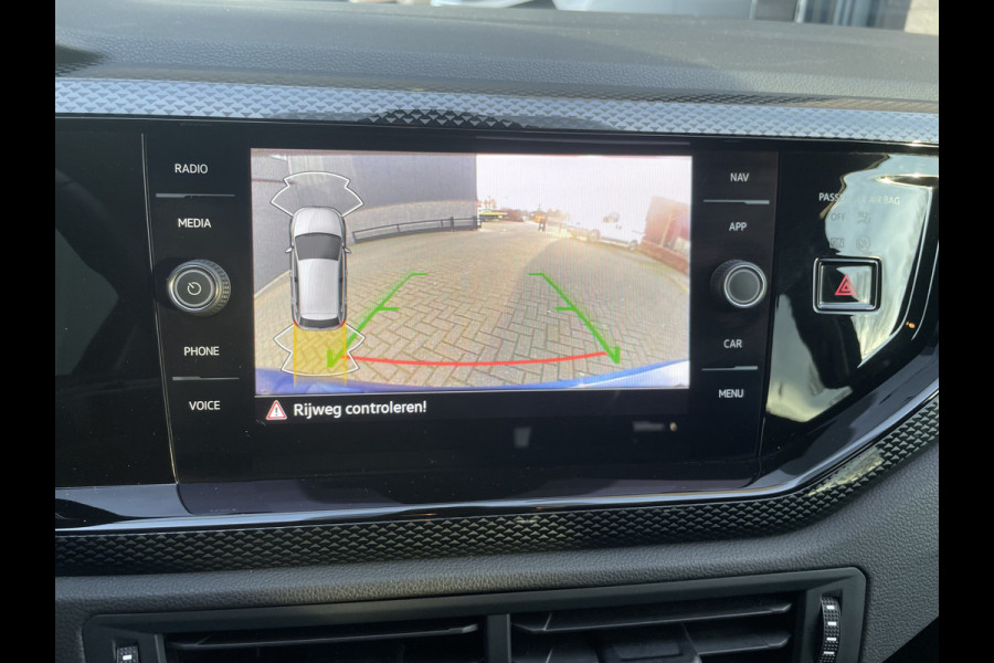 Volkswagen Polo 1.0 TSI Life Edition Achteruitrijcamera - Cruise control - Airco - Apple carplay - Navigatiesysteem - Parkeersensoren voor en achter - Licht metalen velgen 15 inch - Radio - Stuur multifunctioneel - Extra getint glas achter - Elektrische ramen voor en achter - Regensensor - Start/stop systeem