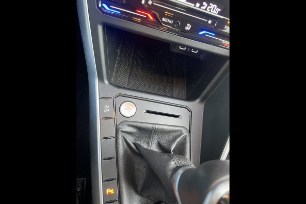 Volkswagen Polo 1.0 TSI Life Edition Achteruitrijcamera - Cruise control - Airco - Apple carplay - Navigatiesysteem - Parkeersensoren voor en achter - Licht metalen velgen 15 inch - Radio - Stuur multifunctioneel - Extra getint glas achter - Elektrische ramen voor en achter - Regensensor - Start/stop systeem