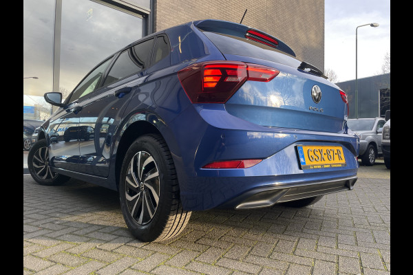 Volkswagen Polo 1.0 TSI Life Edition Achteruitrijcamera - Cruise control - Airco - Apple carplay - Navigatiesysteem - Parkeersensoren voor en achter - Licht metalen velgen 15 inch - Radio - Stuur multifunctioneel - Extra getint glas achter - Elektrische ramen voor en achter - Regensensor - Start/stop systeem