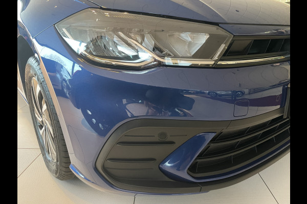 Volkswagen Polo 1.0 TSI Life Edition Achteruitrijcamera - Cruise control - Airco - Apple carplay - Navigatiesysteem - Parkeersensoren voor en achter - Licht metalen velgen 15 inch - Radio - Stuur multifunctioneel - Extra getint glas achter - Elektrische ramen voor en achter - Regensensor - Start/stop systeem