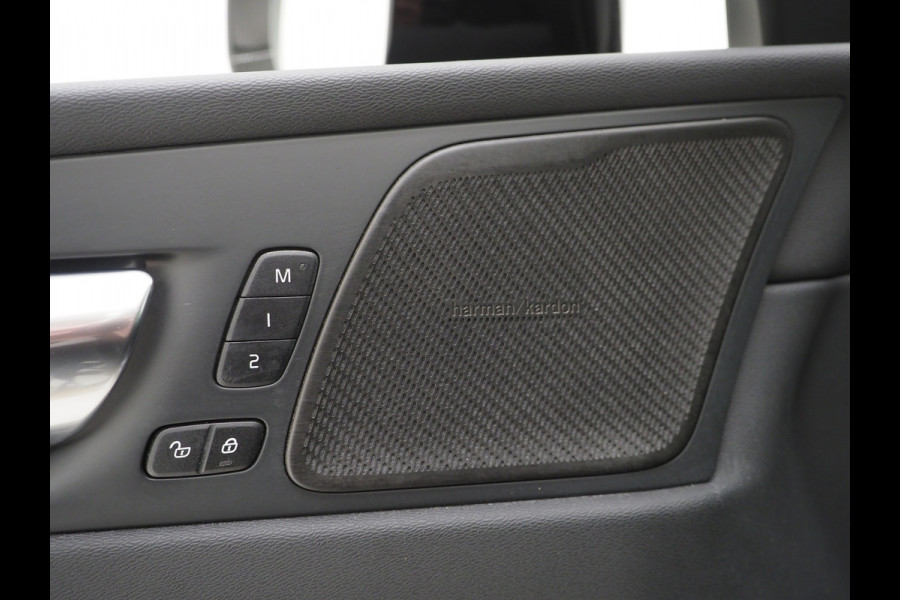 Volvo XC60 2.0 T6 Plug-in hybrid AWD Ultimate Dark Long Range | Panoramadak | Pilot Assist | Harman/Kardon | Head Up | Camera | Keyless | Carplay