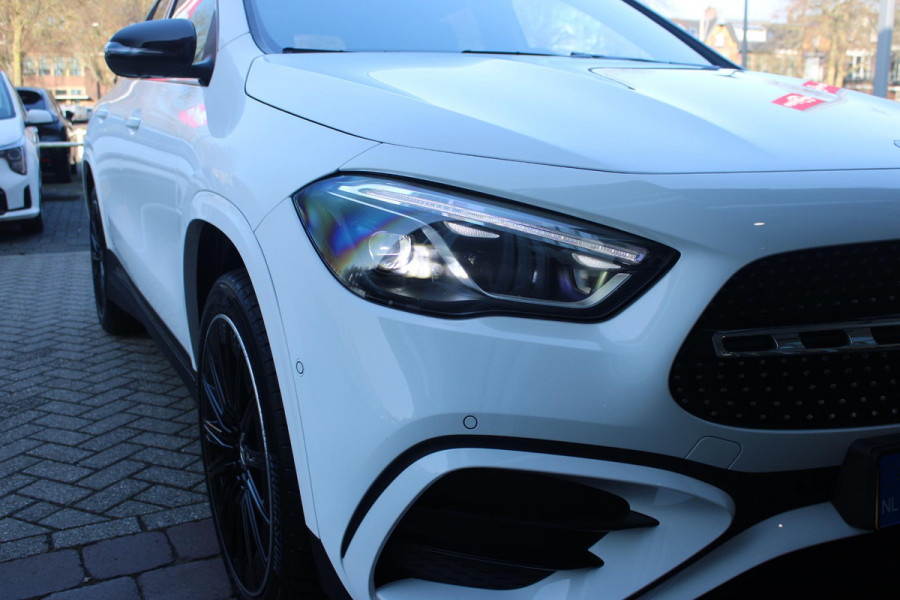 Mercedes-Benz GLA 250 e AMG LINE "NIEUW MODEL!" | PANORAMISCH SCHUIF/KANTEL DAK | SFEER VERLICHTING | ELEKTRISCH BEDIENBARE VOORSTOELEN MET GEHEUGENFUNCTIE EN "ZITKINEMATICA" | DRAADLOZE APPLE CARPLAY/ANDROID AUTO | NIGHT PAKKET: DAKRELING ZWART, ZIJRUITEN EN ACHTERRUITEN ZWART, LICHTMETALEN VELGEN 20" ZWART | HEAD UP DISPLAY | REALITY-NAVIGATIE  | 360° CAMERA | MULTI BEAM LED KOPLAMPEN | DODEHOEK DETECTIE | ADAPTIVE CRUISE CONTROL | KEYLESS GO | ELEKTRISCH BEDIENBARE ACHTERKLEP | DRAADLOZE TELEFOONLADER | SURROUND BURMESTER AUDIO | WINTERPAKKET: STUUR/STOEL VERWARMING |
