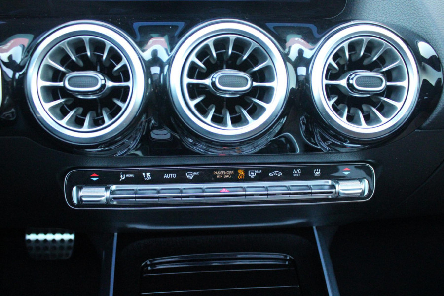 Mercedes-Benz GLA 250 e AMG LINE "NIEUW MODEL!" | PANORAMISCH SCHUIF/KANTEL DAK | SFEER VERLICHTING | ELEKTRISCH BEDIENBARE VOORSTOELEN MET GEHEUGENFUNCTIE EN "ZITKINEMATICA" | DRAADLOZE APPLE CARPLAY/ANDROID AUTO | NIGHT PAKKET: DAKRELING ZWART, ZIJRUITEN EN ACHTERRUITEN ZWART, LICHTMETALEN VELGEN 20" ZWART | HEAD UP DISPLAY | REALITY-NAVIGATIE  | 360° CAMERA | MULTI BEAM LED KOPLAMPEN | DODEHOEK DETECTIE | ADAPTIVE CRUISE CONTROL | KEYLESS GO | ELEKTRISCH BEDIENBARE ACHTERKLEP | DRAADLOZE TELEFOONLADER | SURROUND BURMESTER AUDIO | WINTERPAKKET: STUUR/STOEL VERWARMING |