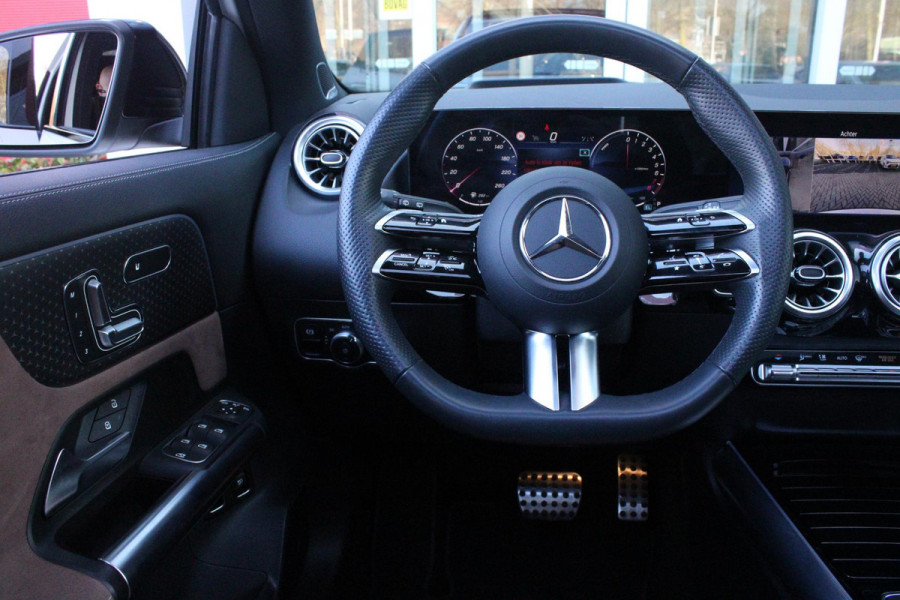 Mercedes-Benz GLA 250 e AMG LINE "NIEUW MODEL!" | PANORAMISCH SCHUIF/KANTEL DAK | SFEER VERLICHTING | ELEKTRISCH BEDIENBARE VOORSTOELEN MET GEHEUGENFUNCTIE EN "ZITKINEMATICA" | DRAADLOZE APPLE CARPLAY/ANDROID AUTO | NIGHT PAKKET: DAKRELING ZWART, ZIJRUITEN EN ACHTERRUITEN ZWART, LICHTMETALEN VELGEN 20" ZWART | HEAD UP DISPLAY | REALITY-NAVIGATIE  | 360° CAMERA | MULTI BEAM LED KOPLAMPEN | DODEHOEK DETECTIE | ADAPTIVE CRUISE CONTROL | KEYLESS GO | ELEKTRISCH BEDIENBARE ACHTERKLEP | DRAADLOZE TELEFOONLADER | SURROUND BURMESTER AUDIO | WINTERPAKKET: STUUR/STOEL VERWARMING |