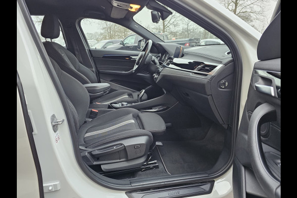 BMW X2 sDrive20i Executive | Automaat | Trekhaak | LED | Park Assist | Navi | Cruise | LMV 19" | All-seasons |