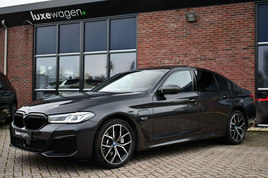BMW 5 Serie 530e M-Sport Pano Trekh ACC HUD 360 Laser El-Klep