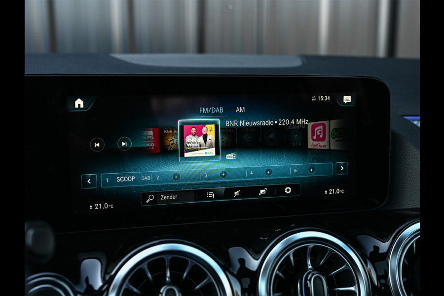 Mercedes-Benz GLA 250 e AMG Line · Panoramadak · Elektr. verst. stoelen · Ambiance sfeerverlichting · Stoelverwarming · Achteruitrijcamera ·