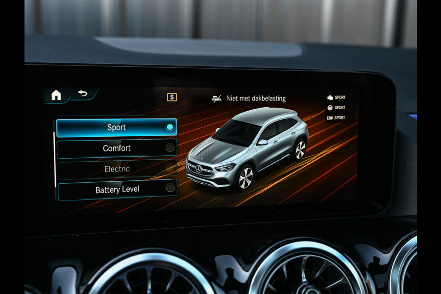 Mercedes-Benz GLA 250 e AMG Line · Panoramadak · Elektr. verst. stoelen · Ambiance sfeerverlichting · Stoelverwarming · Achteruitrijcamera ·