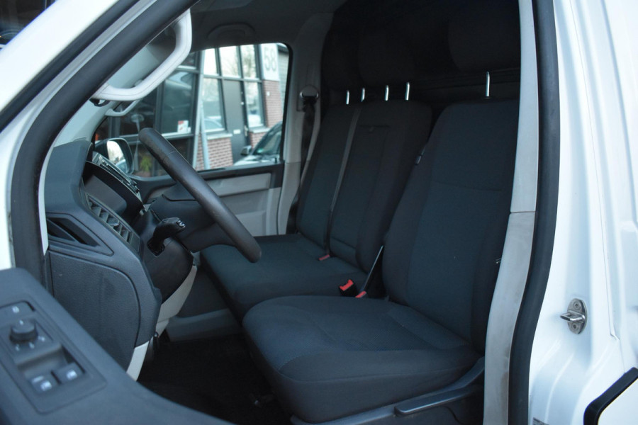 Volkswagen Transporter 2.0 TDI L2H1 Highline Carplay Trekhaak Cruise Navi