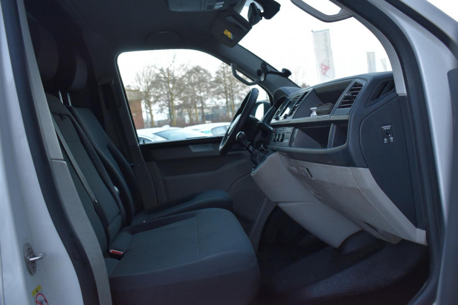 Volkswagen Transporter 2.0 TDI L2H1 Highline Carplay Trekhaak Cruise Navi