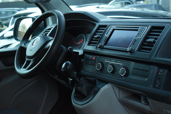 Volkswagen Transporter 2.0 TDI L2H1 Highline Carplay Trekhaak Cruise Navi