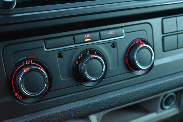 Volkswagen Transporter 2.0 TDI L2H1 Highline Carplay Trekhaak Cruise Navi