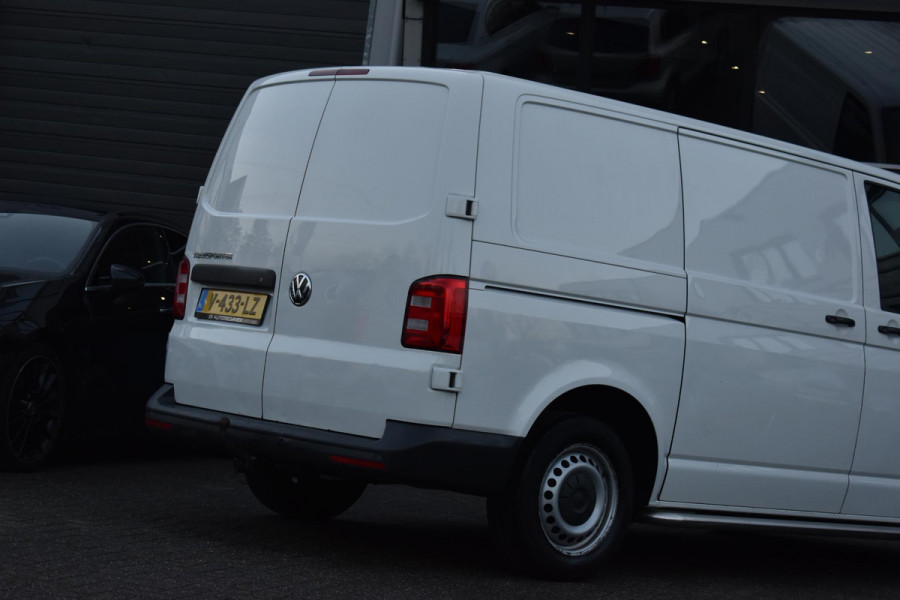 Volkswagen Transporter 2.0 TDI L2H1 Highline Carplay Trekhaak Cruise Navi