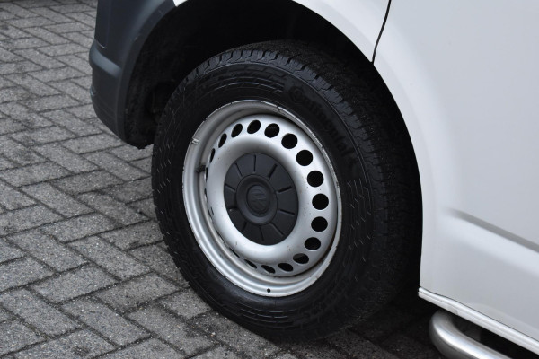 Volkswagen Transporter 2.0 TDI L2H1 Highline Carplay Trekhaak Cruise Navi