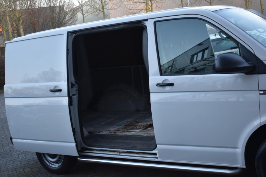 Volkswagen Transporter 2.0 TDI L2H1 Highline Carplay Trekhaak Cruise Navi