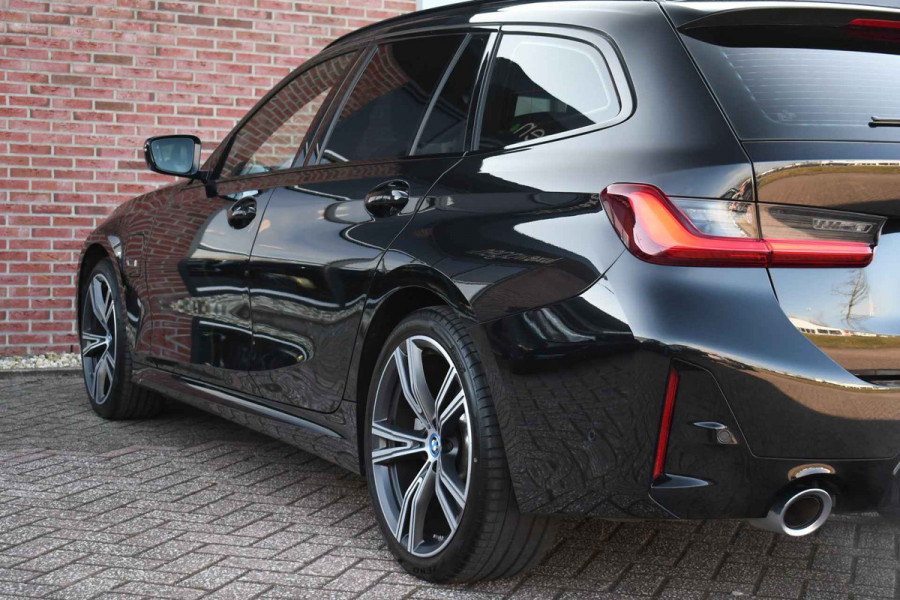 BMW 3 Serie Touring 330e M-Sport Pro Pano M-zetels ACC HUD HiFi 19inch