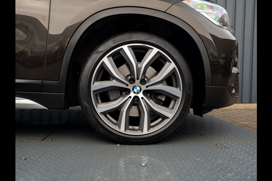 BMW X1 sDrive20i High Executive | Trekhaak afnb. | Panodak | Head Up | Camera | Elk. A-klep | Leder | Prijs Rijklaar!!