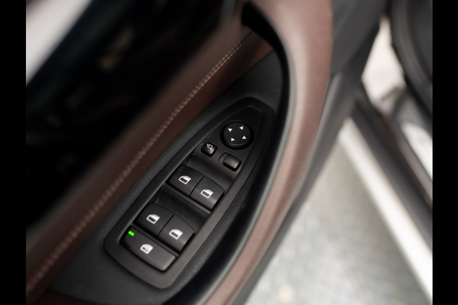 BMW X1 sDrive20i High Executive | Trekhaak afnb. | Panodak | Head Up | Camera | Elk. A-klep | Leder | Prijs Rijklaar!!