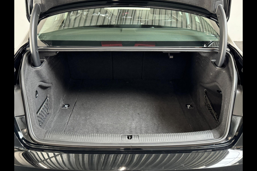 Audi A4 Limousine 35 TFSI Launch edition Business Automaat Navigatie Climate Control Trekhaak