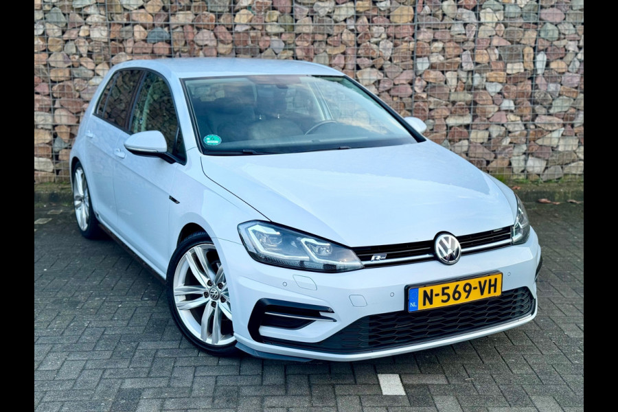 Volkswagen Golf 1.5 TSI Highline Business R-LINE