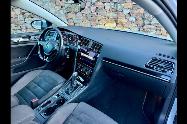 Volkswagen Golf 1.5 TSI Highline Business R-LINE