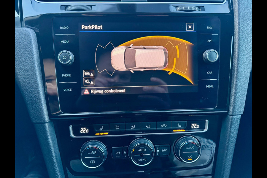 Volkswagen Golf 1.5 TSI Highline Business R-LINE