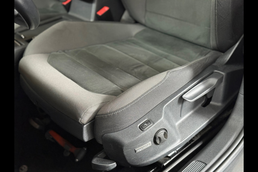 Volkswagen Golf 1.5 TSI | Black Style | Virtual | LED | ACC | Camera | Multimedia | Clima | Sportonderstel | Trekhaak | NAP |