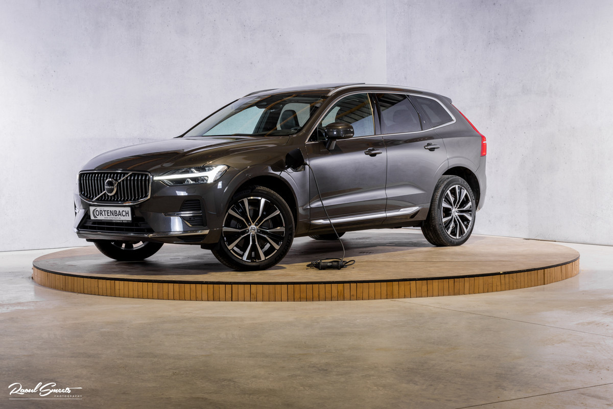 Volvo XC60 2.0 T8 Plug-in hybrid AWD Ultimate Bright | Adaptieve cruise | Panorama dak | Zwenkbare trekhaak | Stoel massage+verkoeling |