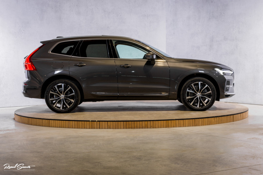 Volvo XC60 2.0 T8 Plug-in hybrid AWD Ultimate Bright | Adaptieve cruise | Panorama dak | Zwenkbare trekhaak | Stoel massage+verkoeling |