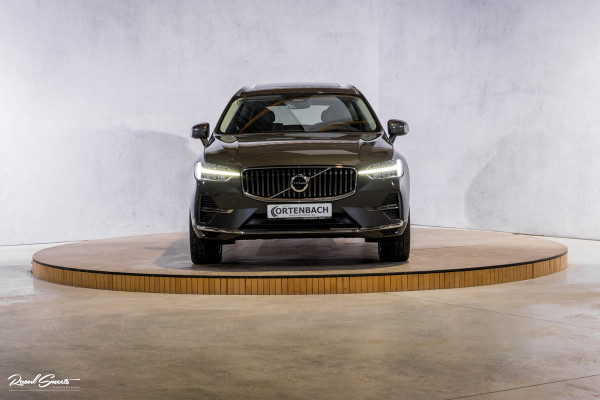 Volvo XC60 2.0 T8 Plug-in hybrid AWD Ultimate Bright | Adaptieve cruise | Panorama dak | Zwenkbare trekhaak | Stoel massage+verkoeling |