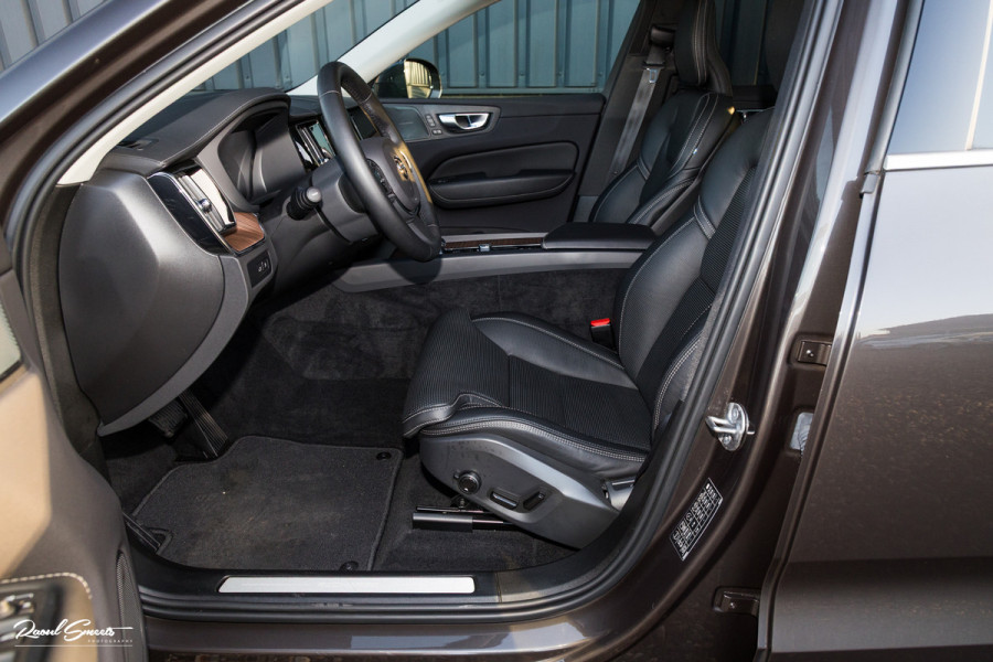 Volvo XC60 2.0 T8 Plug-in hybrid AWD Ultimate Bright | Adaptieve cruise | Panorama dak | Zwenkbare trekhaak | Stoel massage+verkoeling |