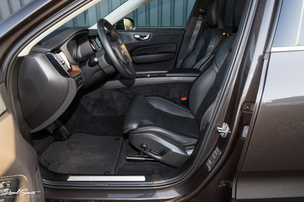 Volvo XC60 2.0 T8 Plug-in hybrid AWD Ultimate Bright | Adaptieve cruise | Panorama dak | Zwenkbare trekhaak | Stoel massage+verkoeling |