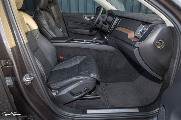 Volvo XC60 2.0 T8 Plug-in hybrid AWD Ultimate Bright | Adaptieve cruise | Panorama dak | Zwenkbare trekhaak | Stoel massage+verkoeling |