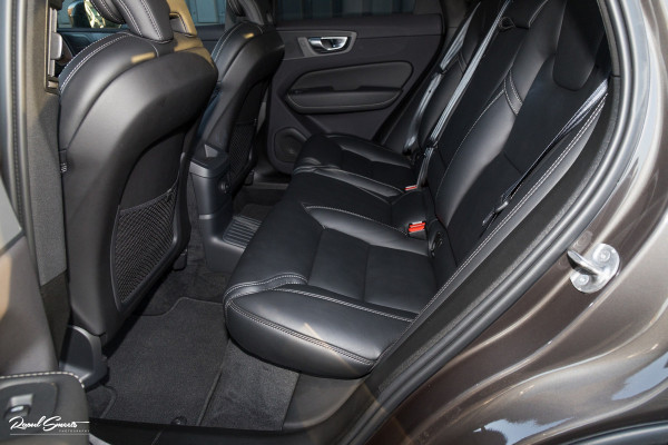 Volvo XC60 2.0 T8 Plug-in hybrid AWD Ultimate Bright | Adaptieve cruise | Panorama dak | Zwenkbare trekhaak | Stoel massage+verkoeling |